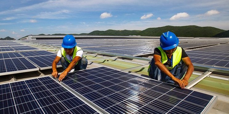 China logra un crecimiento solar récord en 2023 y suma 216,88GW